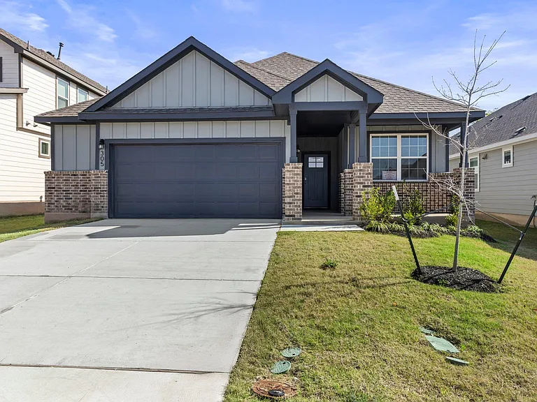 305 Brooks Ranch Dr — Photo 1