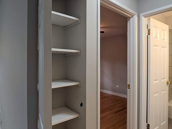 4th image of 522 W Oakdale Ave #525-402