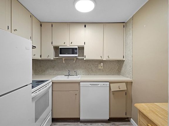 2nd image of 215 Winter St APT 4L