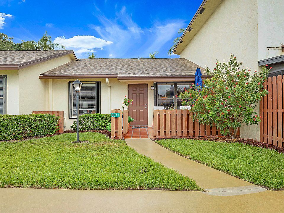 1st image of 8071 SE Villa Cir