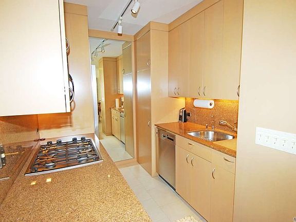 4th image of 26910 Grand Central Pkwy APT 33T