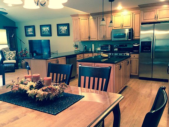 Dining to kitchen and great 