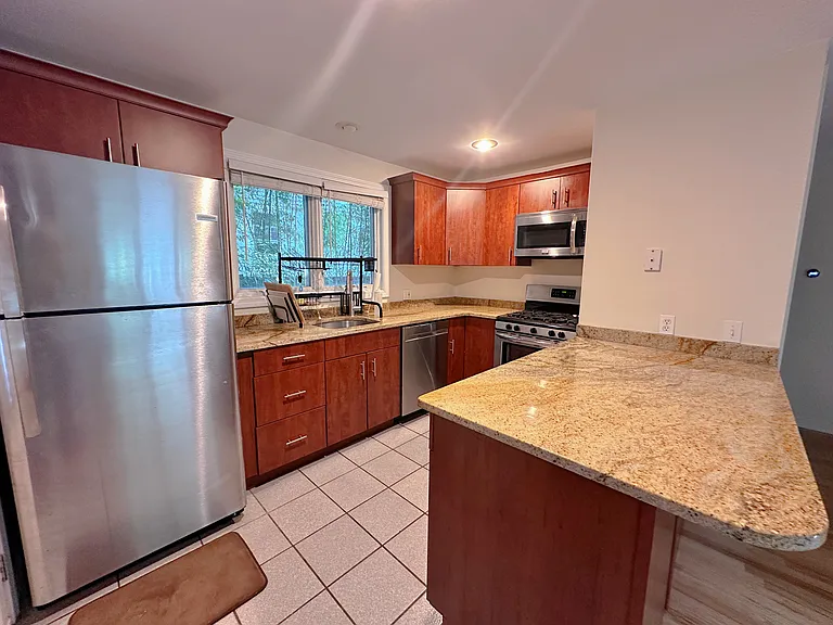 208 University Ave — Photo 7