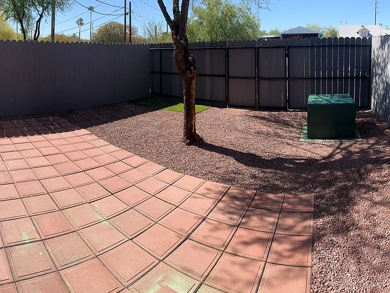 3700 N Fairview Ave — Photo 32