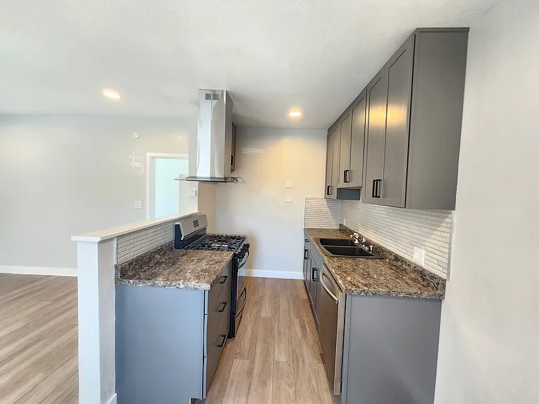 1605 Torrance Blvd — Photo 3