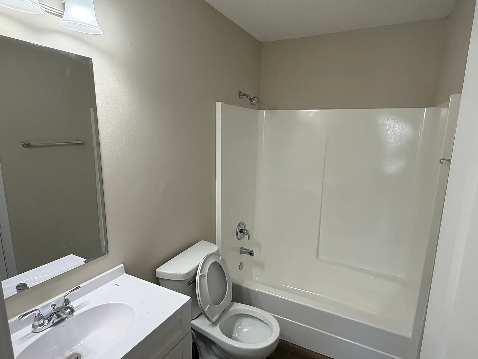 3 bed, 1.5 bath, 1504 sqft, $1,400 — Photo 4