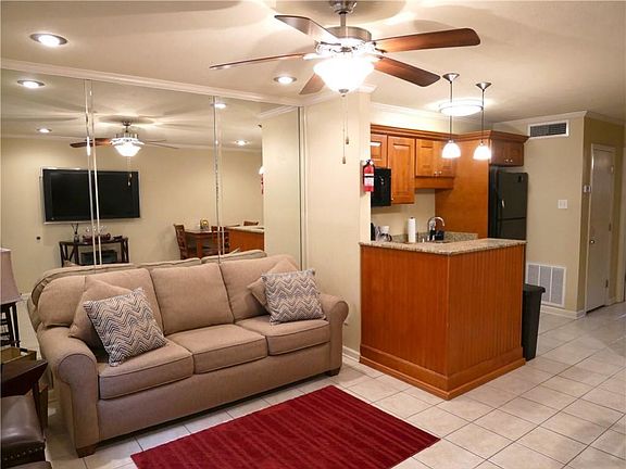 3rd image of 2855 Saint Charles Ave APT 207
