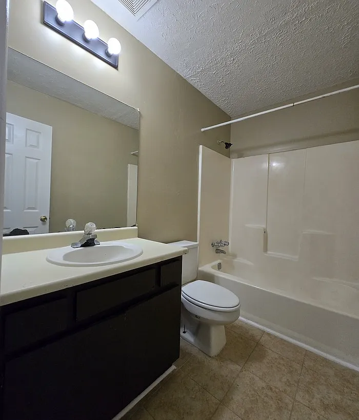3 bed, 2.0 bath, 1294 sqft, $1,550 — Photo 2