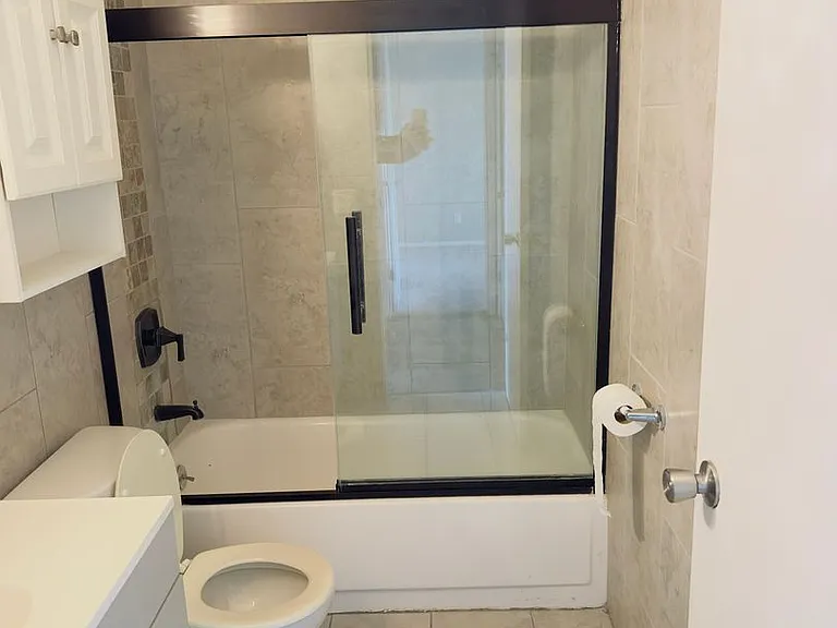 728 W Donahue St — Photo 11