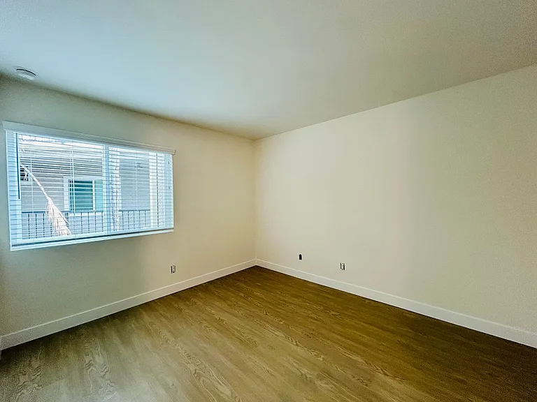 10520 National Blvd — Photo 16