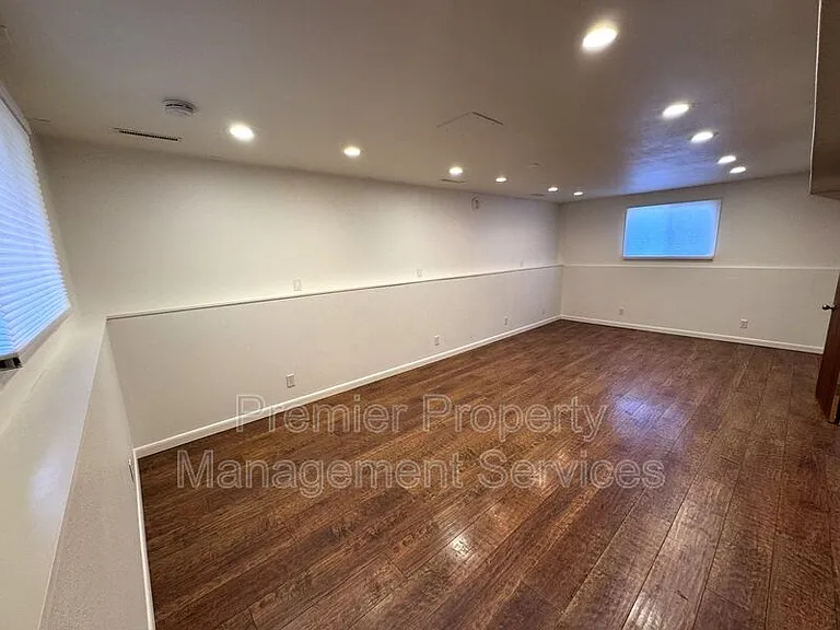 1940 Avenue C — Photo 8