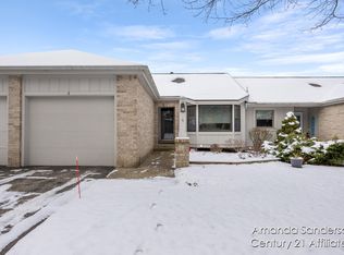 4 Skyline Cir NW, Grand Rapids, MI 49504