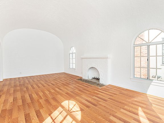 4th image of 137 S Poinsettia Pl