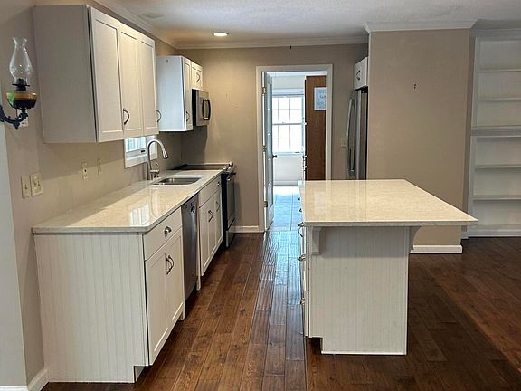 3rd image of 181 Lakeside Dr