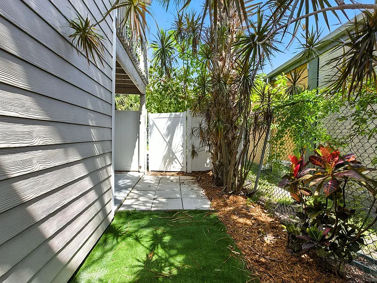 408 S Tampania Ave — Photo 4
