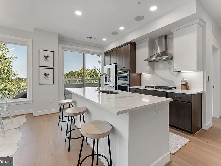 635 Slaters Ln #306 — Photo 3