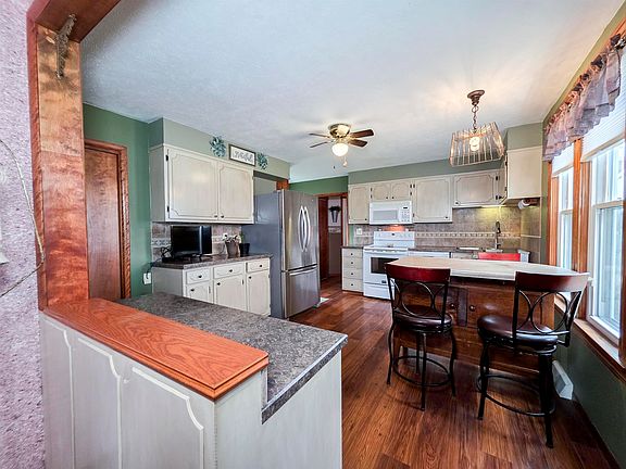 3rd image of 900 Jackpine St