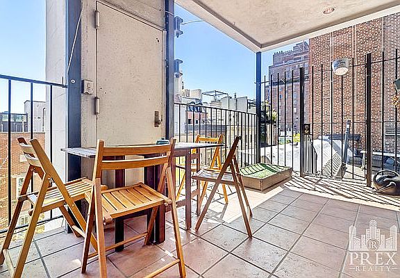 3rd image of 34 Beekman Pl APT 4S