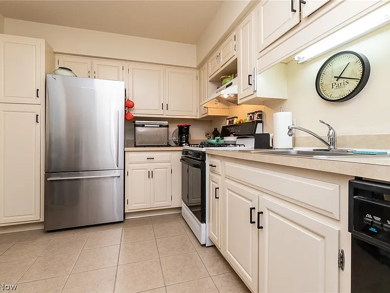 2112 Acacia Park Dr #220 — Photo 8