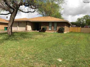 702 W Clara Ave, Iowa Park, TX 76367