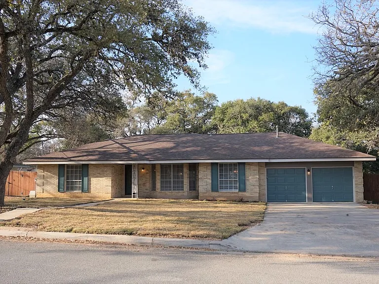 313 Sagecrest Dr — Photo 2