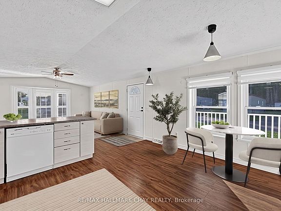 3rd image of 4041 Ash Cres