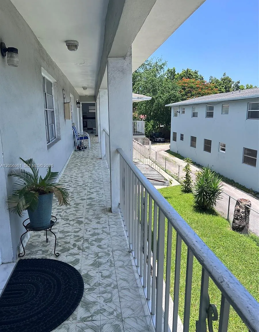 2 bed, 1.0 bath, $1,600 — Photo 2