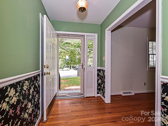 4th image of 2142 Regent Ct