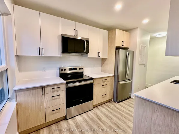 1 Wingreen Ct #5, Toronto, ON M3B 1B8