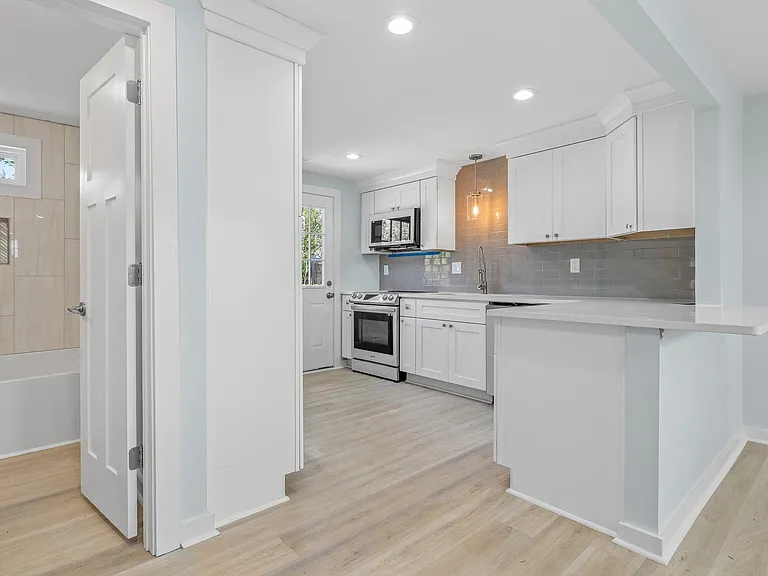 4268 Lee Ave — Photo 3