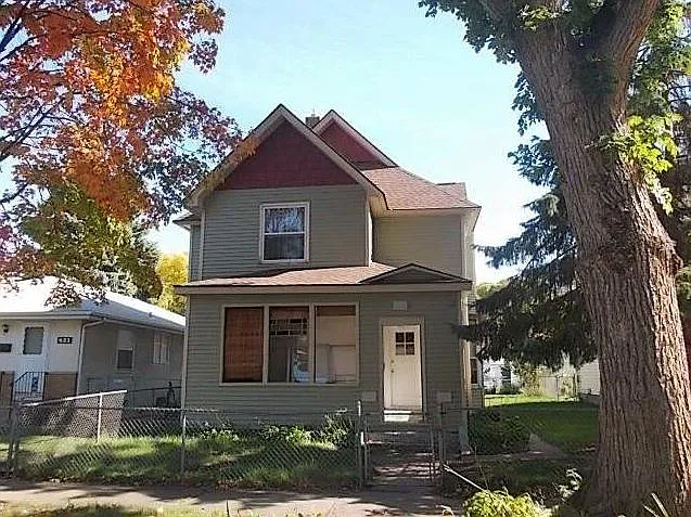Call this spacious, sun lit, upper level, Victorian flat your Home!