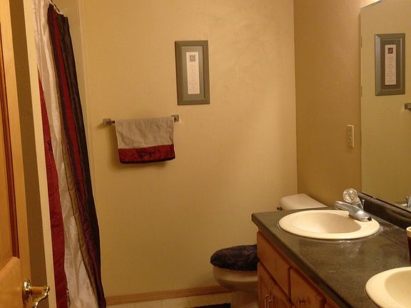 Upper bath, 2 sinks,skylight