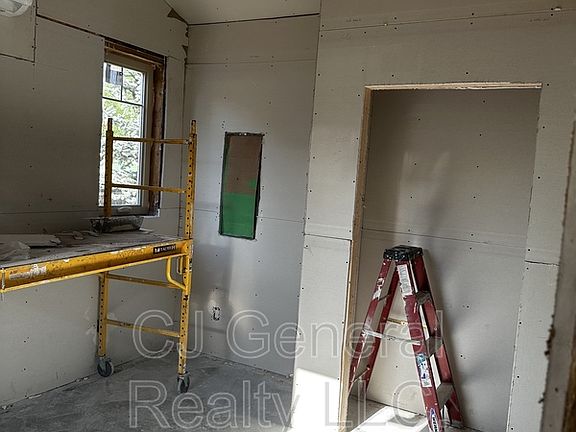 5th image of 90 Beacon Ct Unit 2