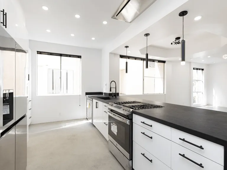 Lido Apartments - 639 Huntley Dr — Photo 14