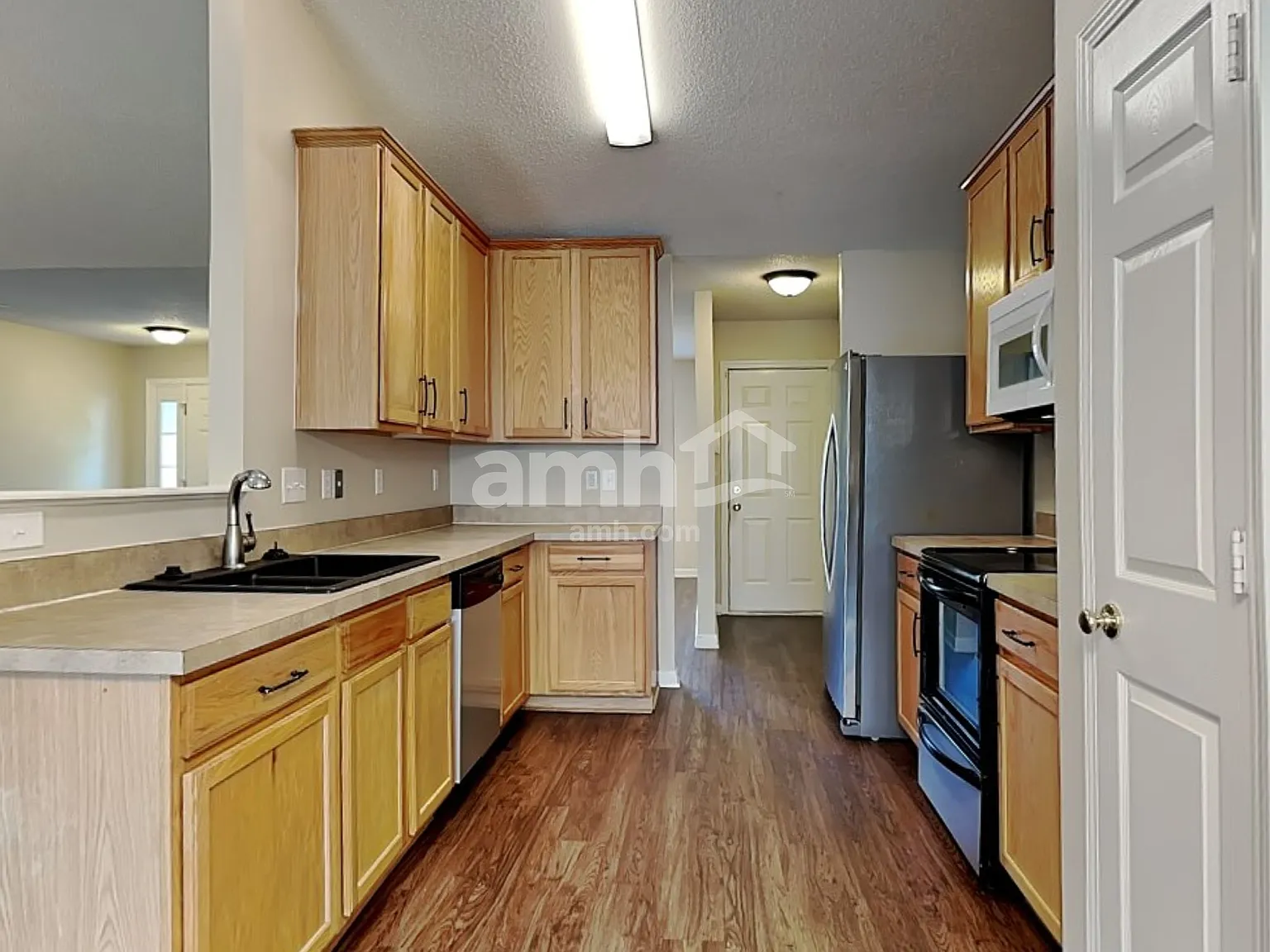 3 bed, 2.0 bath, 1725 sqft, $1,870 — Photo 3