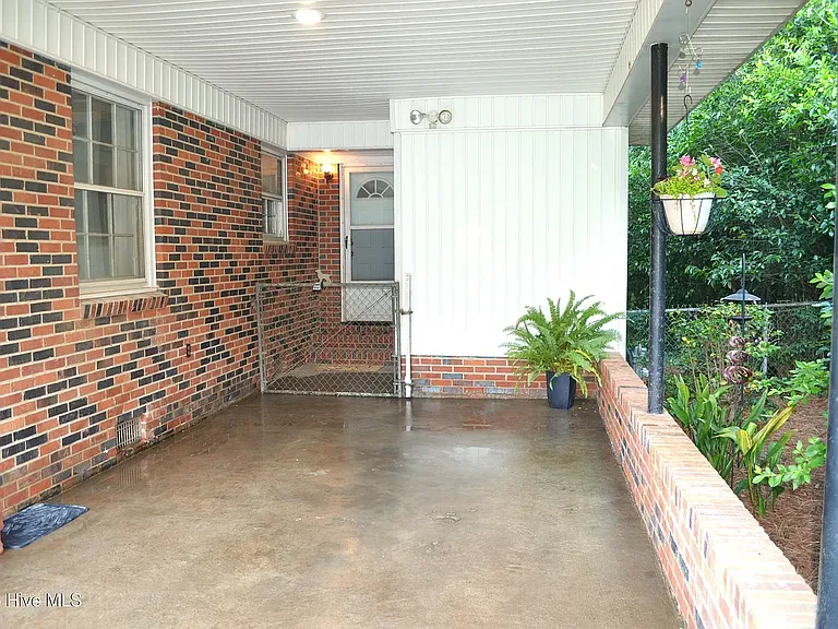 1429 Waccamaw Dr — Photo 3