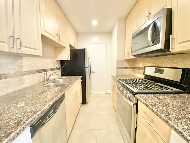 Burton Way Apartments — Photo 24