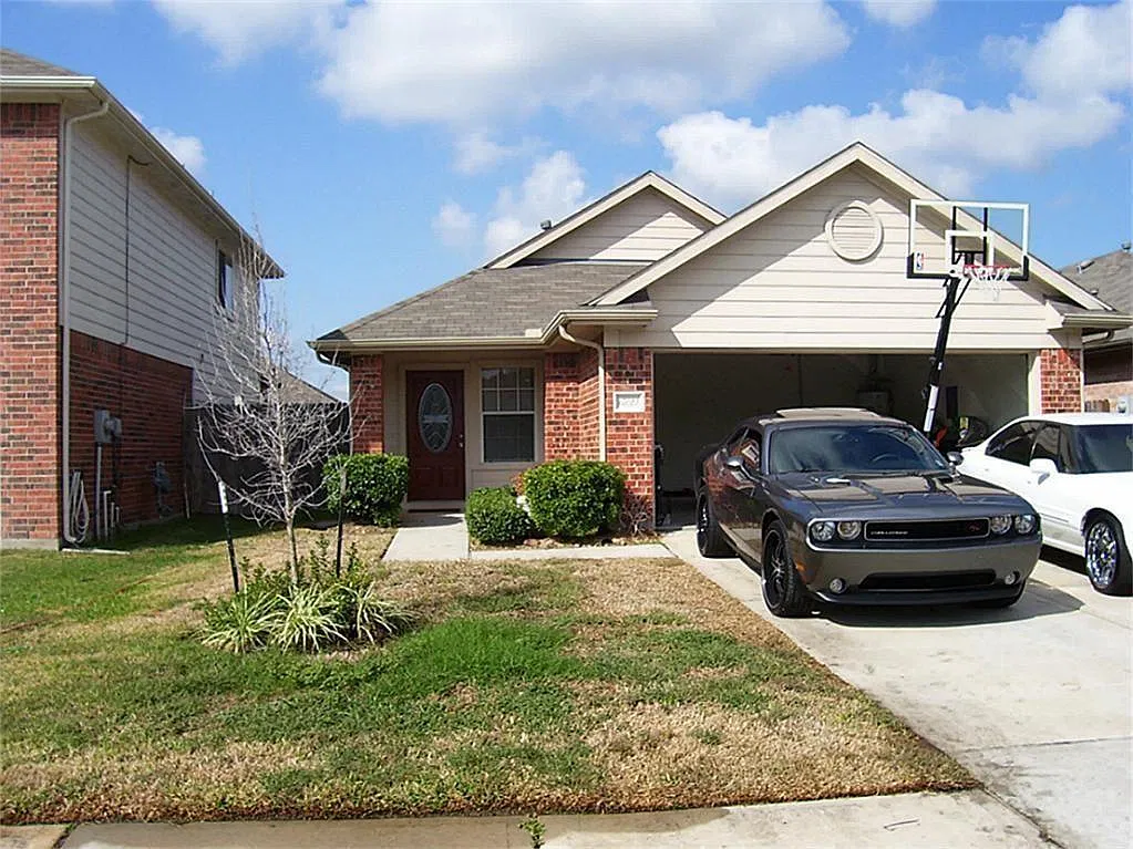 3 bed, 2.0 bath, 1250 sqft, $2,100 — Photo 1