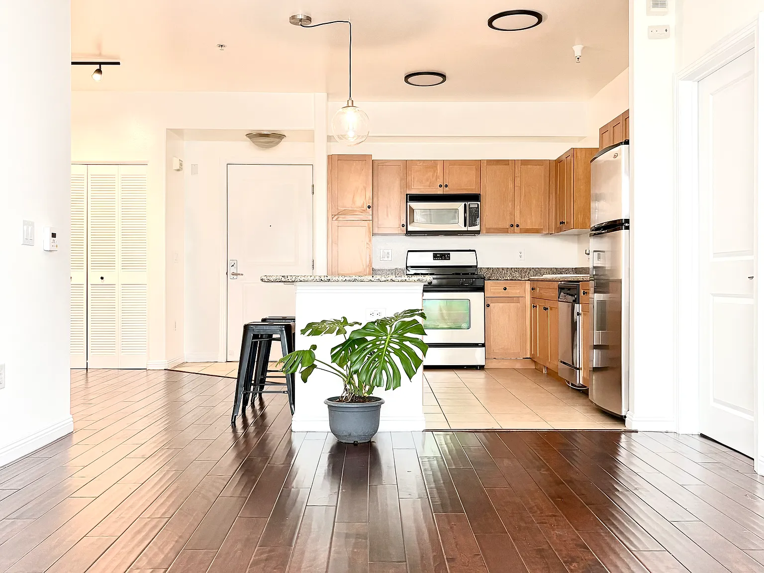 2 bed, 1042 sqft, $3,100 — Photo 1