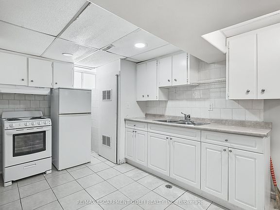 3rd image of 4989 Willmott St