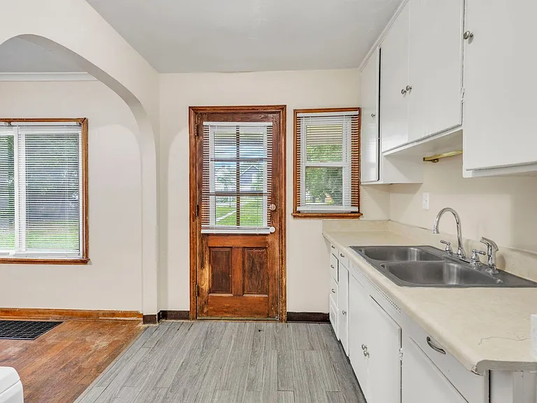 47-53 S Burgess Ave — Photo 12