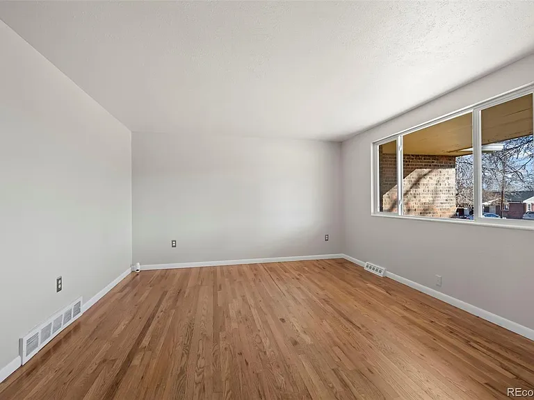 455 S Oak St — Photo 5