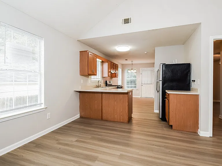 1560 Wembley Dr — Photo 6