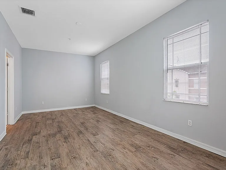 Tampa Commons — Photo 14