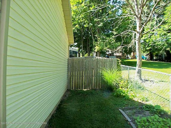 4th image of 805 W Cavanaugh Rd