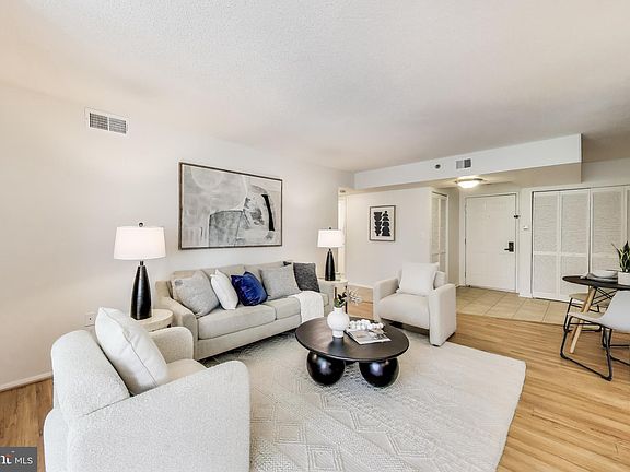 5th image of 1001 N Vermont St APT 403