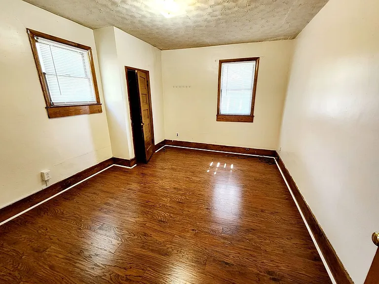 912 Naomi St — Photo 8