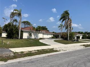 462 Cypress Way E, Naples, FL 34110