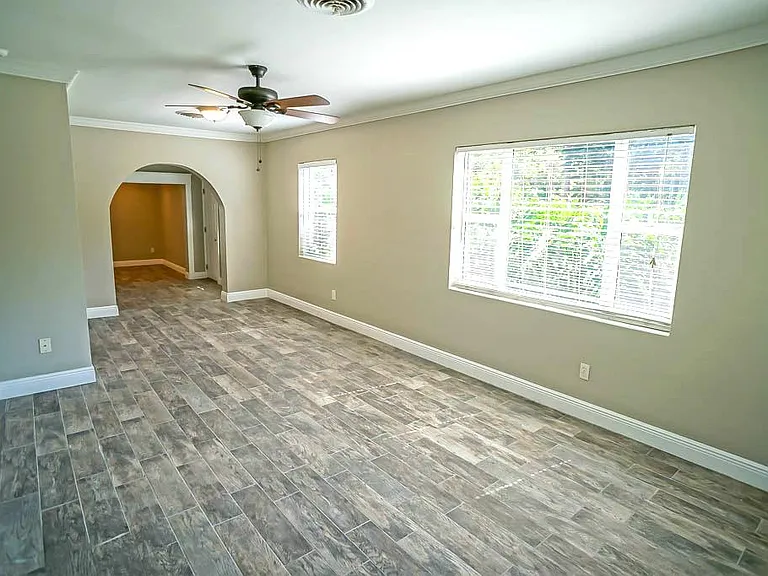 1881 Windsor Dr — Photo 3