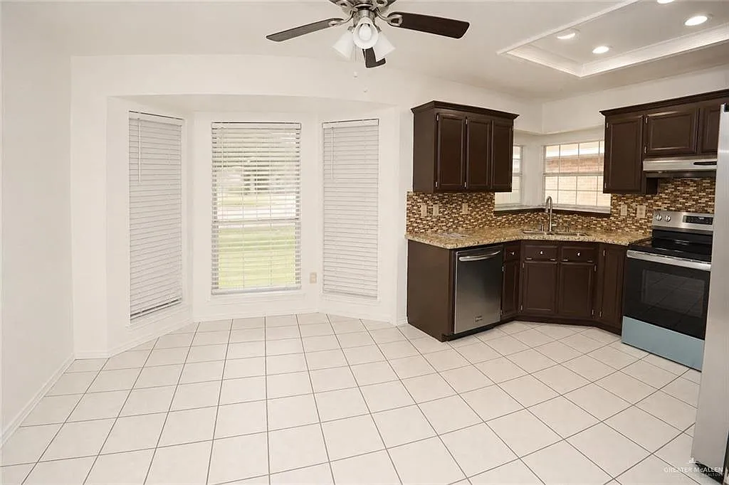 3 bed, 2.0 bath, 1406 sqft, $1,750 — Photo 4